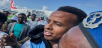 Un árbitro de fútbol somalí al que se le negó la entrada a Estados Unidos para el Mundial es recibido como un héroe.