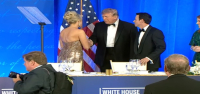 Trump regresa a la cena de corresponsales para pronunciar un discurso incoherente y lleno de insultos, tres meses después del tiroteo.