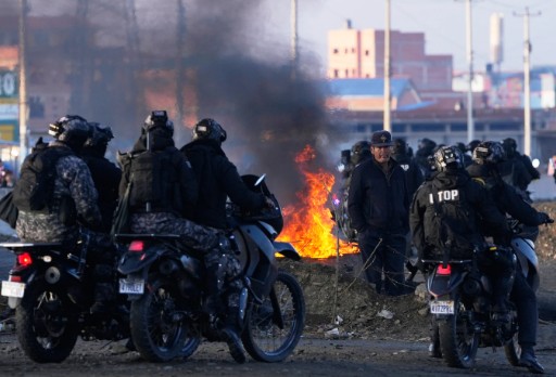 Policias retroceden