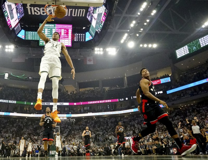 Bucks remontan ante Raptors