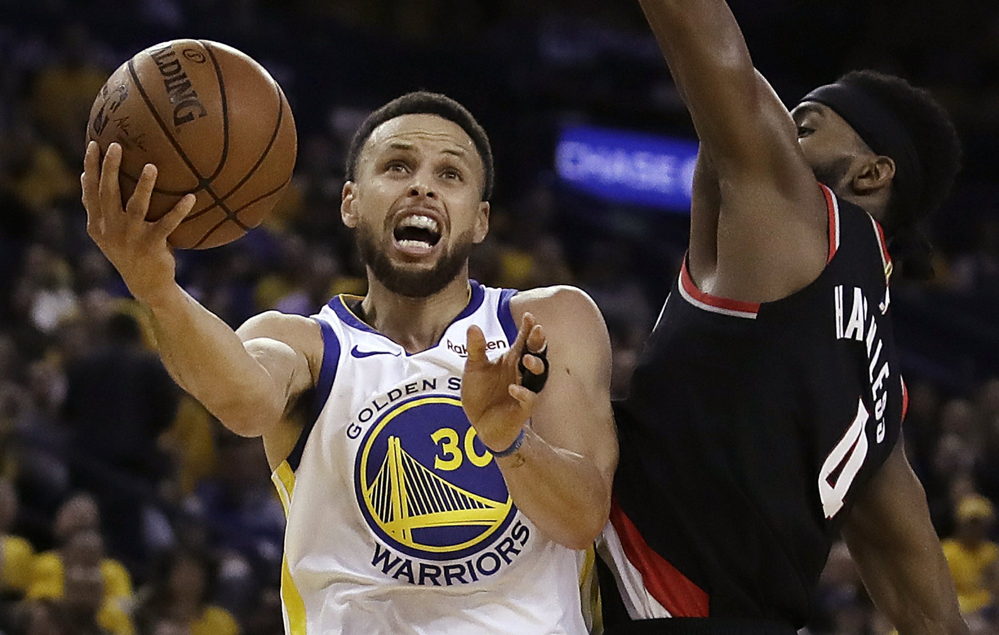 Curry y Warriors ganan
