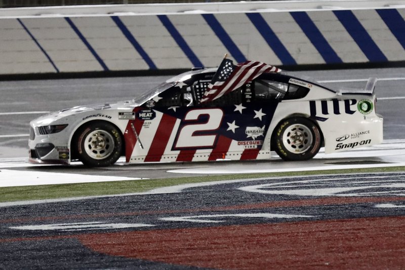 Keselowski gana el Coca-Cola 600 en otra derrota de Johnson