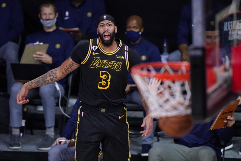 Lakers vencen a Denver con triple de último segundo de Davis