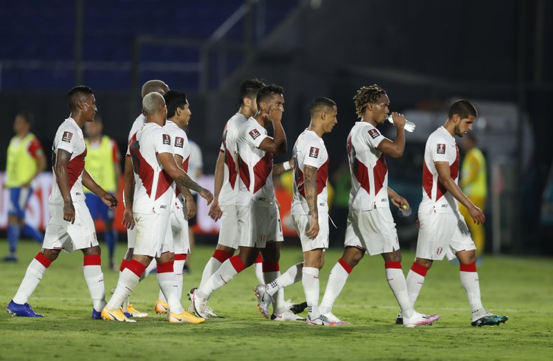 Perú descarta a 2 jugadores por positivo a COVID-19