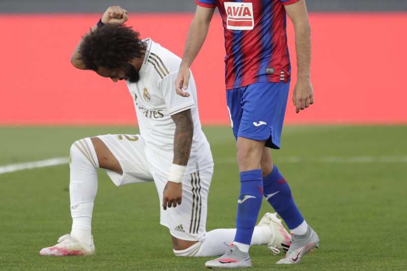 Real Madrid vence 3-1 a Eibar, Marcelo se arrodilla tras gol