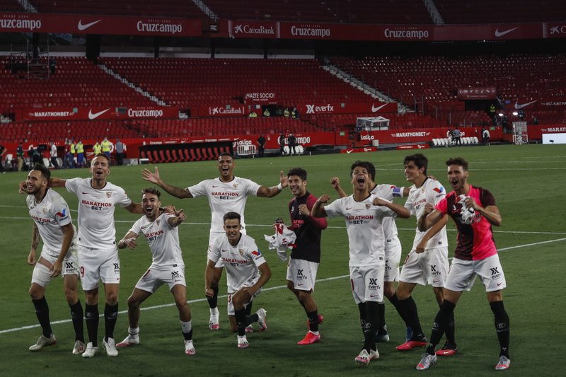 Sevilla triunfa, en derbi que marca reanudación de La Liga