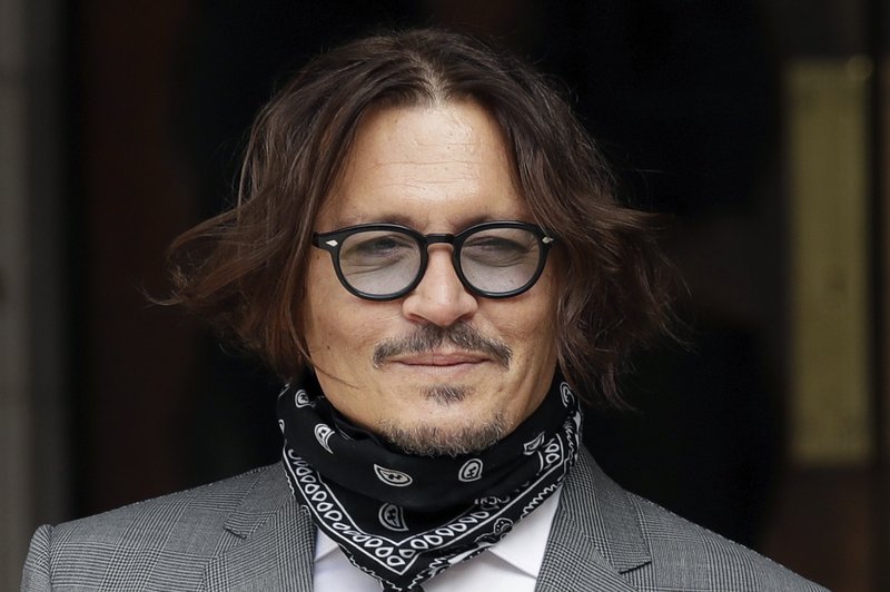 En la corte, Depp dice que Heard le propinó un “golpazo”