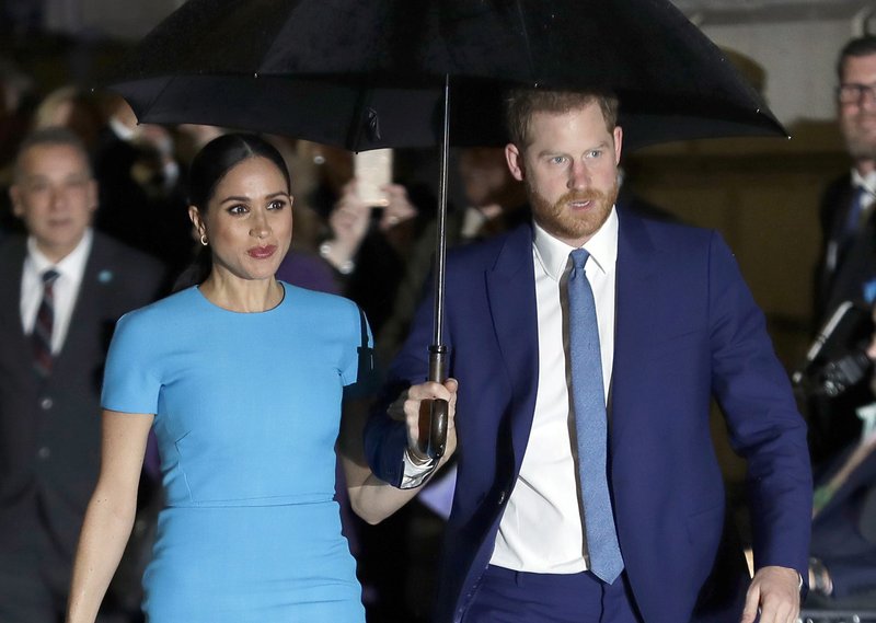 Meghan lucha por anonimato de amigas en demanda a periódico