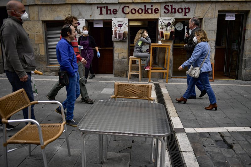 España elimina más restricciones; reporta menos decesos