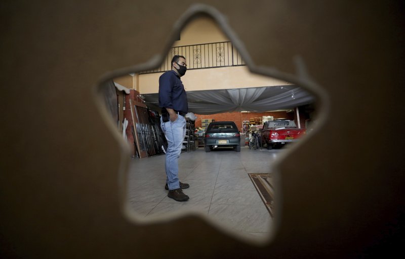 Familia colombiana se muda a salón de fiestas por pandemia