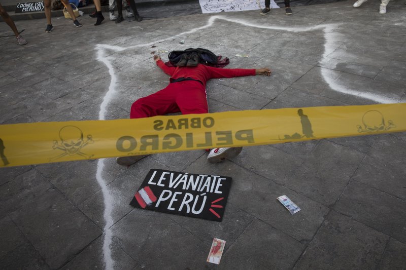 Perú cambia a mando policial tras protestas con 2 muertos