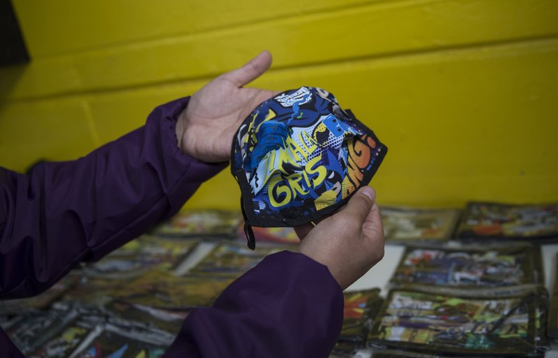 Presos fabrican máscaras contra COVID-19 en cárcel de Perú