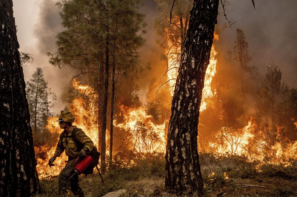 Clima mas frio ayuda en combate a incendio en California