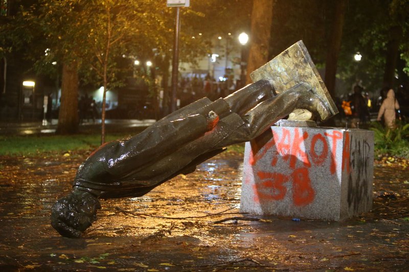 Derriban estatuas en protestas del Día de Colón en Portland