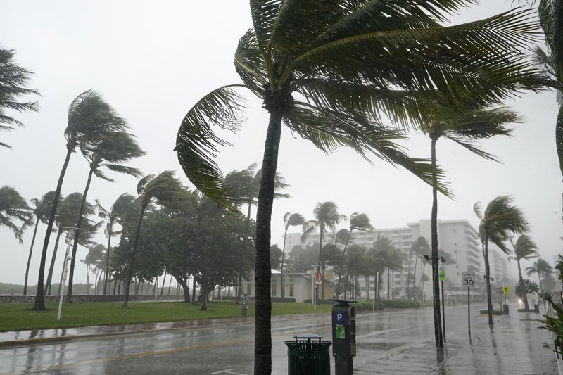 Eta lleva aguaceros a las calles ya inundadas de Florida