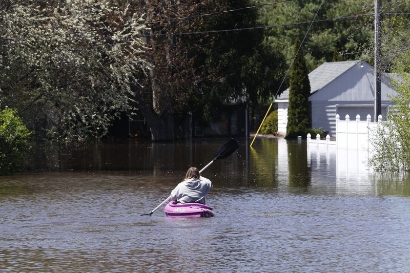 Inundaciones en Michigan desplazan a miles de personas
