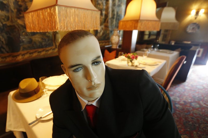 Restaurante de Virginia usa maniquíes para distanciamiento